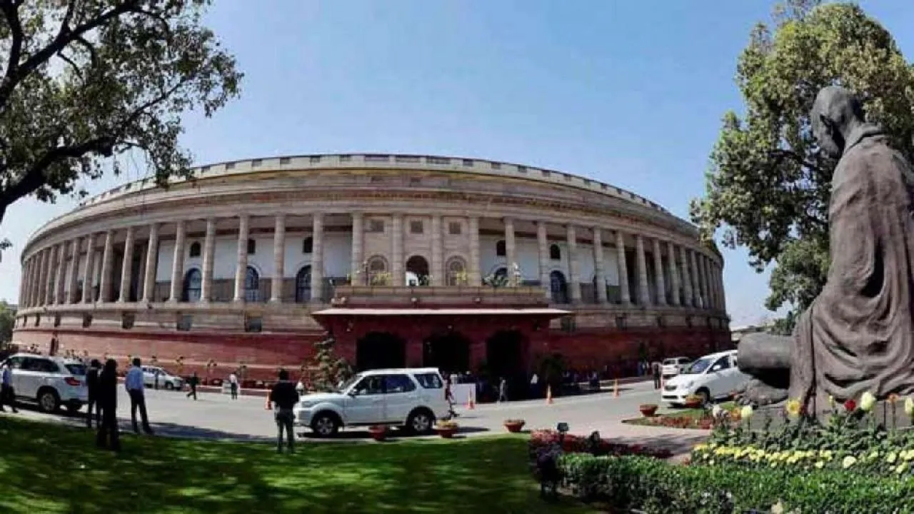 Parliament Winter Session: स्मृति ईरानी ने कांग्रेस पर लगाया आरोप, कांग्रेसी सांसदों ने संसद में किया दुर्व्यवहार