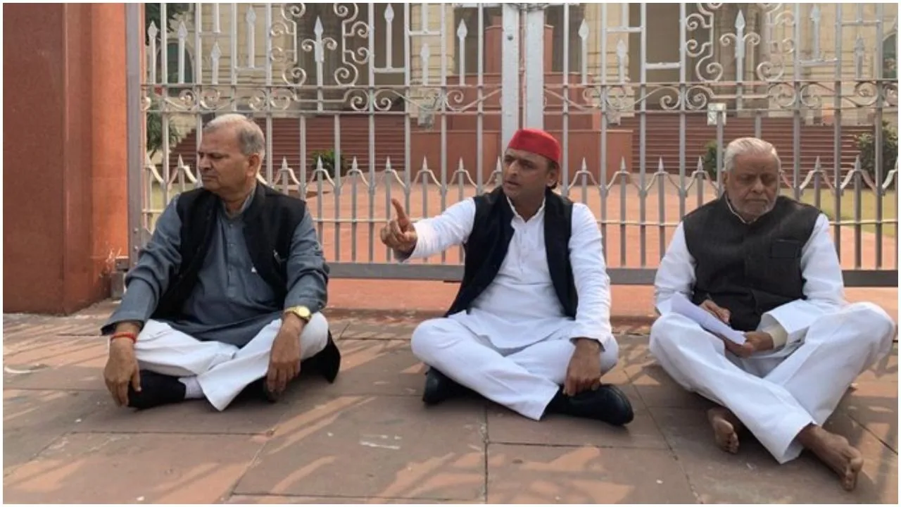 उन्नाव कांडः विधानसभा के बाहर धरने पर बैठे पूर्व CM अखिलेश यादव, कहा घटना के लिए DGP दोषी