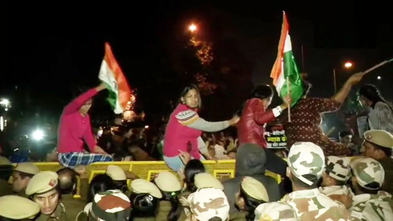 रेप पर लोगों का फूटा गुस्सा, दिल्ली में कैंडल मार्च के दौरान पुलिस-प्रदर्शनकारियों के बीच भिड़ंत