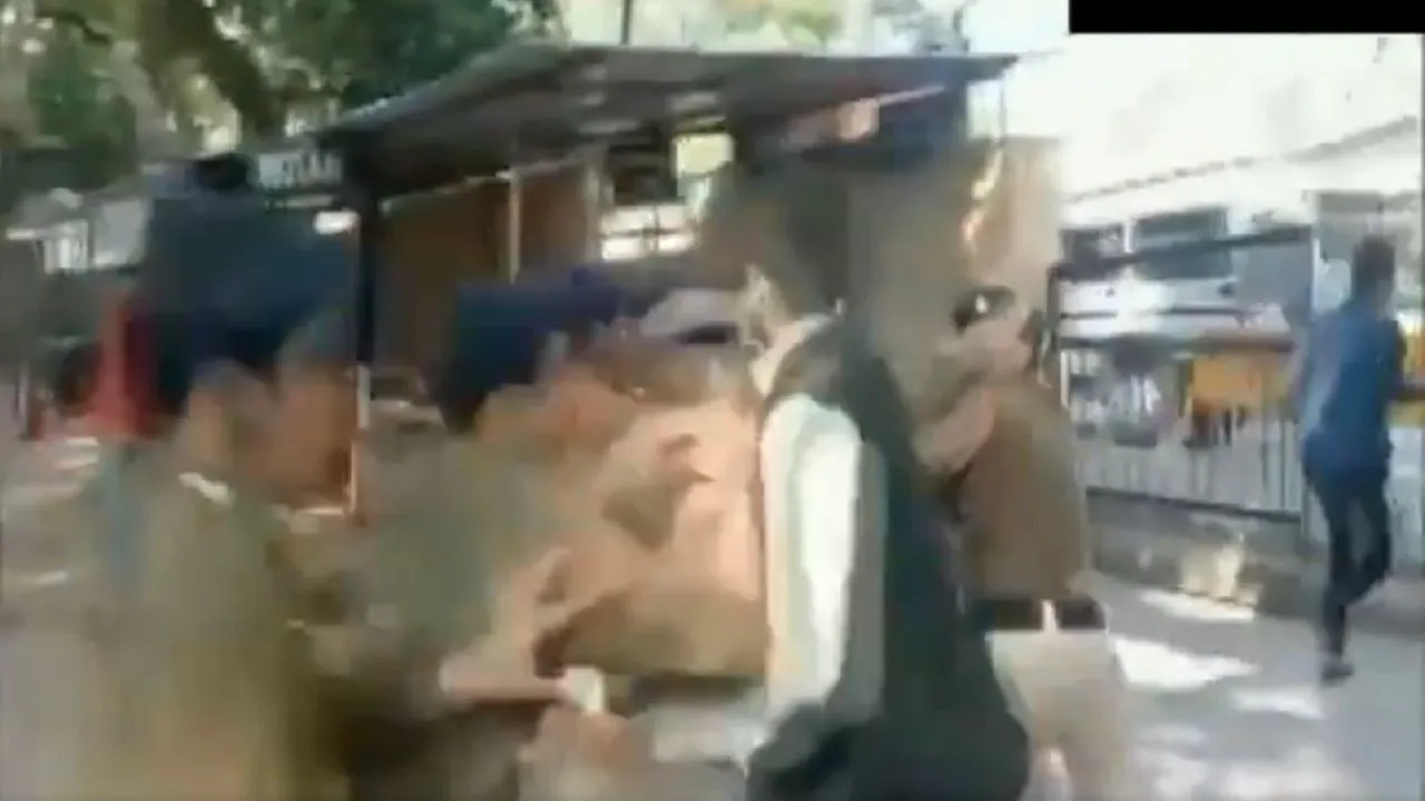 इंदौरः बच्ची से रेप के आरोपी पर पेशी के दौरान हमला, वकीलों ने दौड़ाकर पीटा