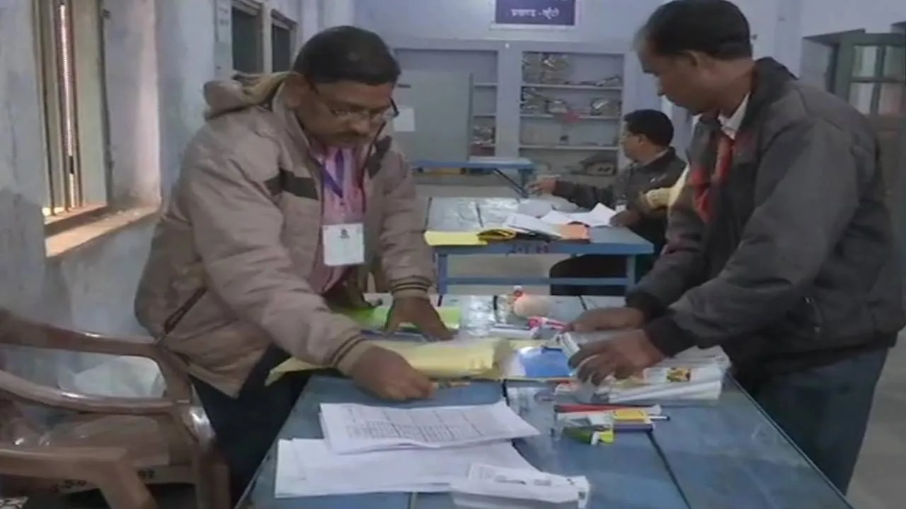Jharkhand Poll: सिसई के पोलिंग बूथ-36 पर पथराव और फायरिंग, जान बचाकर भागे मतदानकर्मी