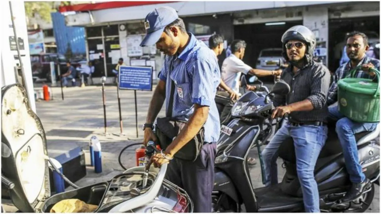 वाहन चालक आज ही भरा लें पेट्रोल-डीजल, इतने रुपये प्रति लीटर बढ़ सकते हैं दाम