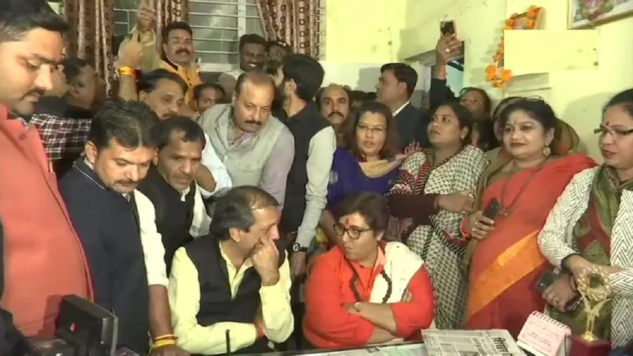प्रदेश नेतृत्व से फोन आने के बाद प्रज्ञा ठाकुर ने धरना किया खत्म, ऊपर लेवल से होगा ये काम