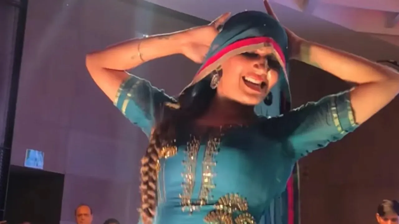सपना चौधरी के सेक्सी ठुमकों ने मचाया तहलका, YouTube पर वायरल हुआ 'चुंदड़ी जयपुर की' सॉन्ग