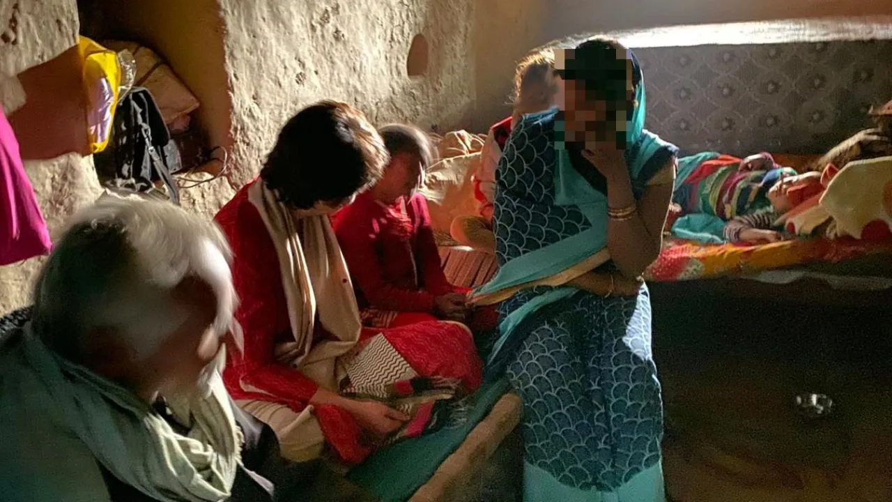 उन्नाव रेप पीड़िता के परिजनों से प्रियंका गांधी वाड्रा ने की मुलाकात