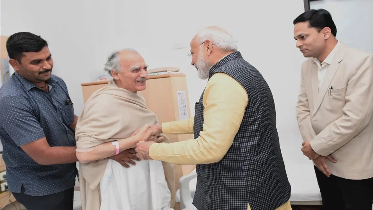 अपने चिर आलोचक अरुण शौरी से पीएम मोदी ने की मुलाकात, तस्वीर शेयर कर कही ये बात