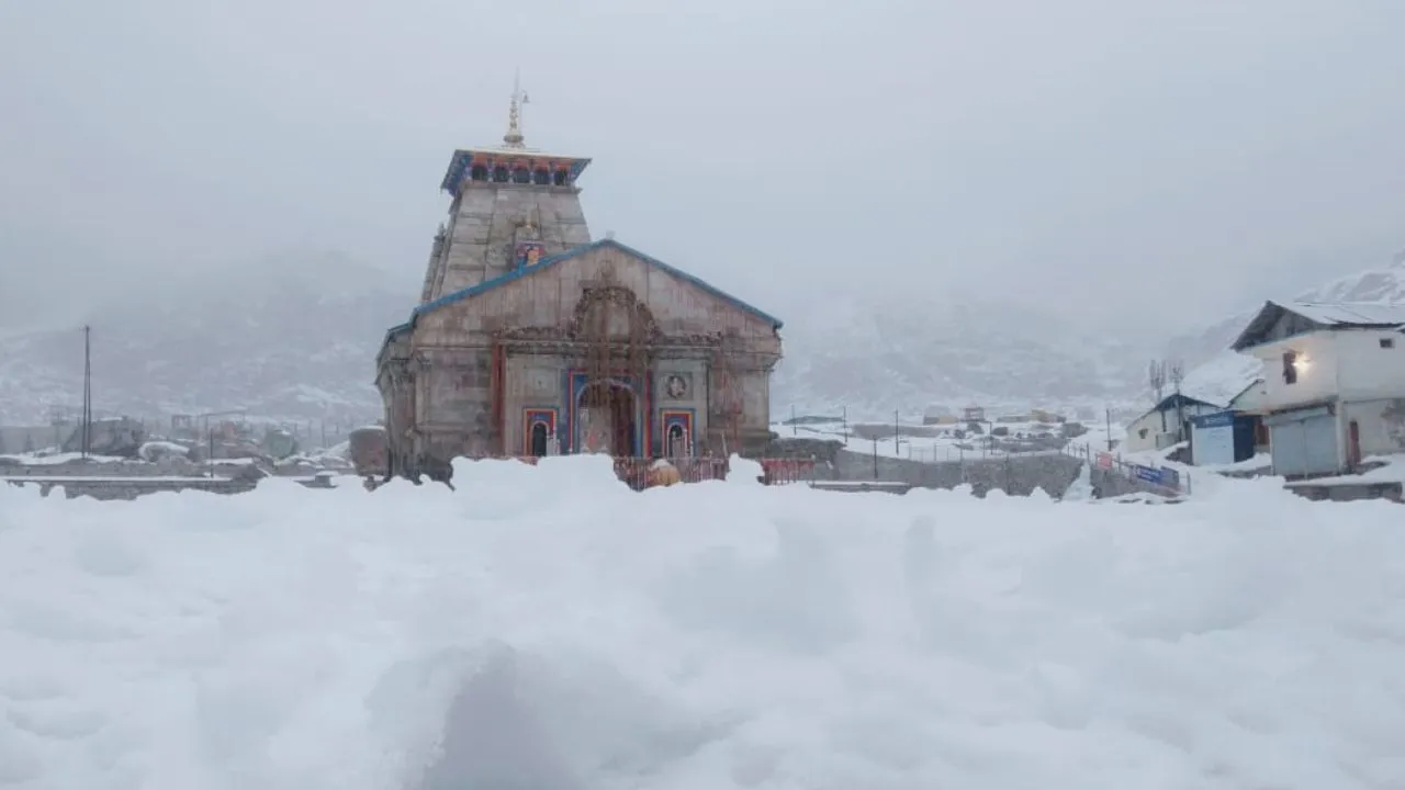 उत्तराखंड में कई जगहों पर हुई बारिश, केदारनाथ में हुई बर्फबारी