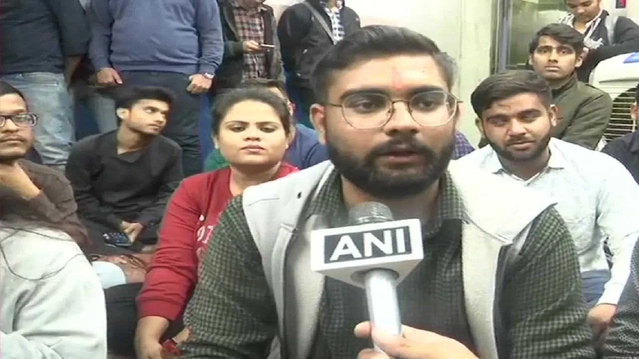 माखनलाल यूनिवर्सिटी में 2 प्रोफेसर को हटाने के लिए छात्रों ने किया हंगामा, एंट्री बैन