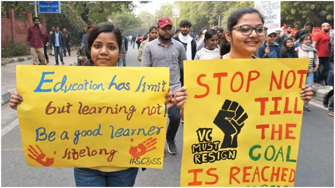 जेएनयू आंदोलन के बीच हटाए गए शिक्षा सचिव, कई अन्‍य नौकरशाहों का भी तबादला