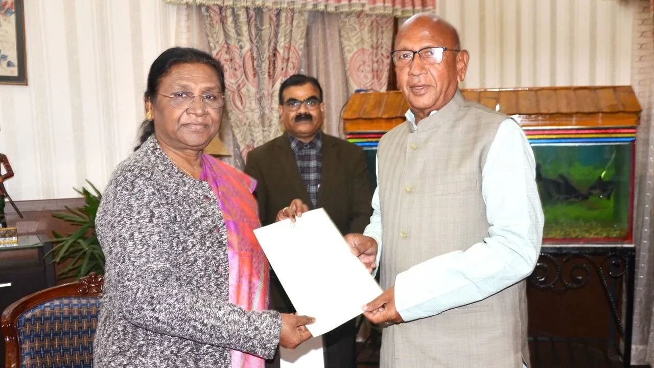 सरयू राय ने मंत्री पद से दिया इस्तीफा, रघुबर दास के खिलाफ लड़ा है चुनाव
