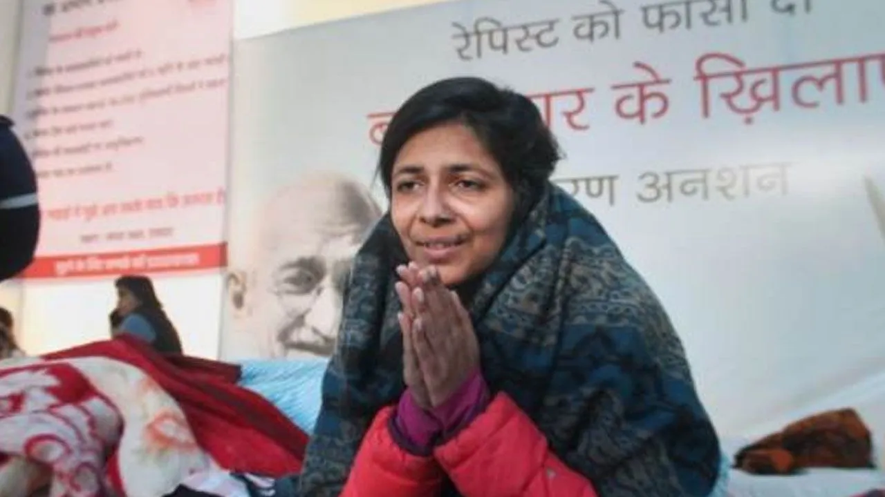 भूख हड़ताल पर बैठीं स्वाति मालीवाल की तबीयत बिगड़ी, एंबुलेंस और पुलिस लेने पहुंची