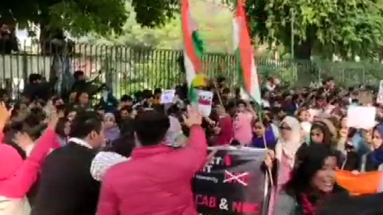 नागरिकता कानून के विरोध में जामिया के छात्रों ने 3 बसों में लगाई आग, दमकलकर्मियों पर किया हमला