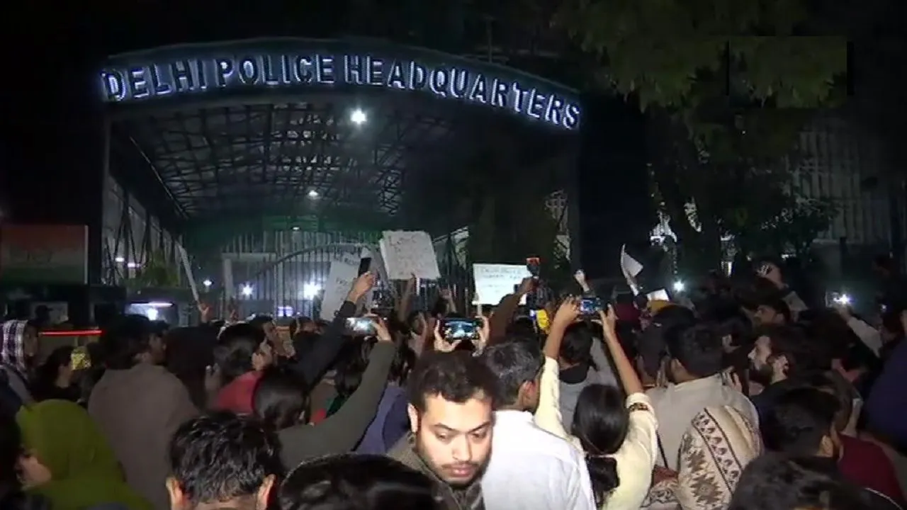 जामिया की घटना को लेकर JNU के छात्रों ने पुलिस मुख्यालय के बाहर किया प्रदर्शन