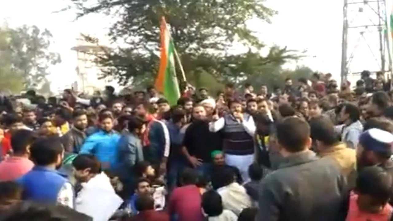 VIDEO: हिंसा की आग में झुलसी दिल्ली, AAP विधायक अमानतुल्लाह बोले- जहां हिंसा हुई, वहां मैं नहीं था