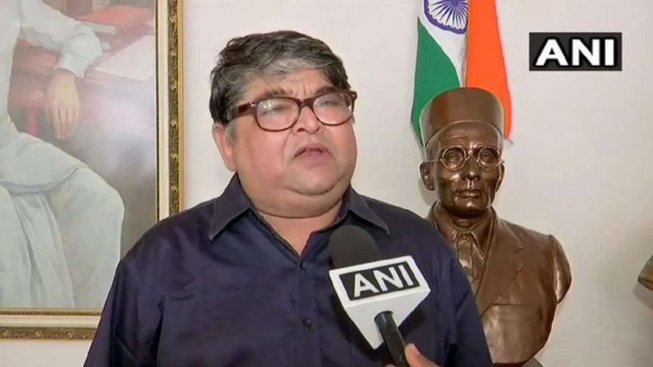 सावरकर के पोते ने उद्धव ठाकरे से कहा- वह राहुल गांधी की सार्वजनिक रूप से पिटाई करें