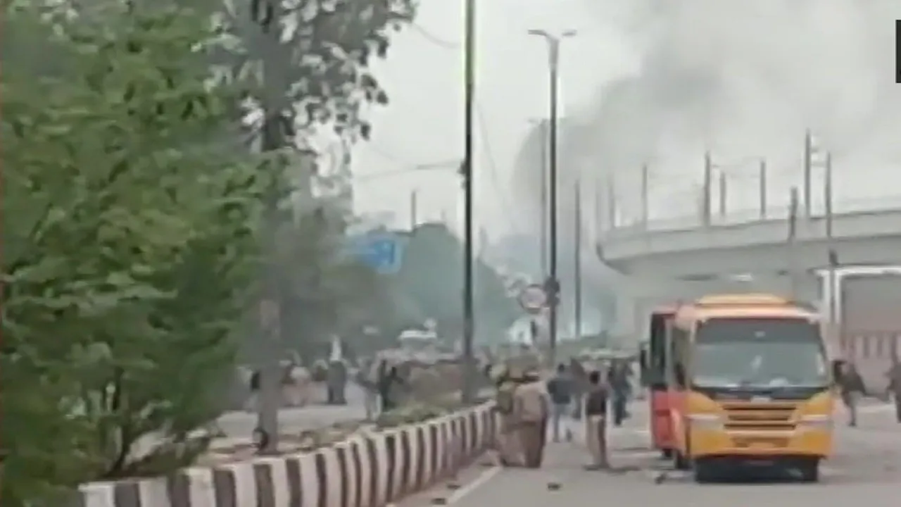 जाफराबाद, सीलमपुर में उपद्रवियों ने DTC बसों में की तोड़फोड़ और आगजनी