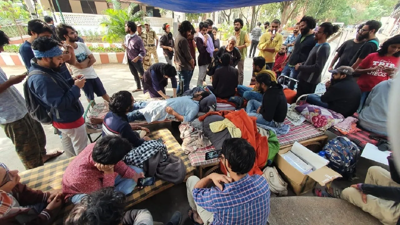 Fee Hike के विरोध में भूख हड़ताल पर बैठे IIMC के Students