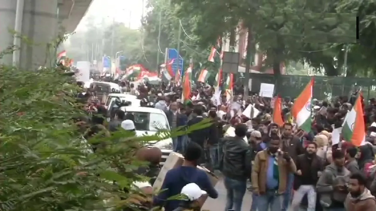 जामिया कैंपस के बाहर उग्र प्रदर्शन, हालात तनावपूर्ण, सुखदेव विहार मेट्रो स्टेशन बंद