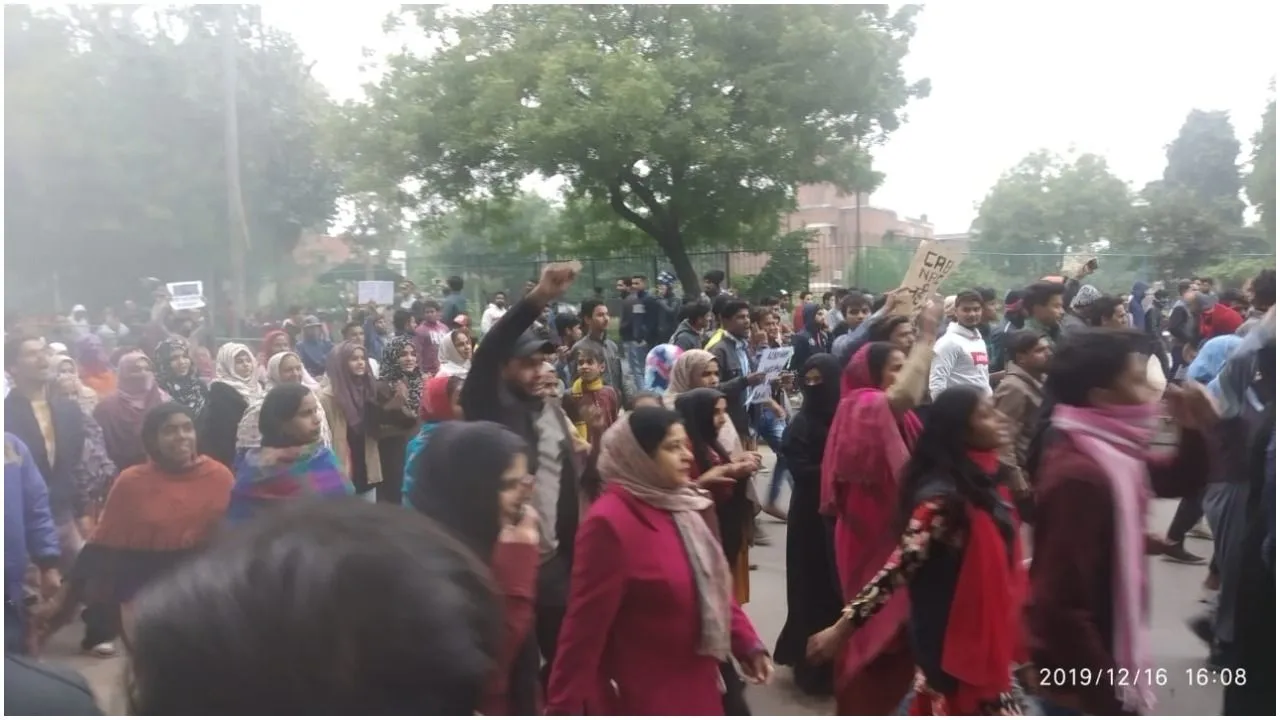 CAA Protest : दूसरे दिन स्थानीय लोगों ने हाईजैक किया जामिया छात्रों का आंदोलन