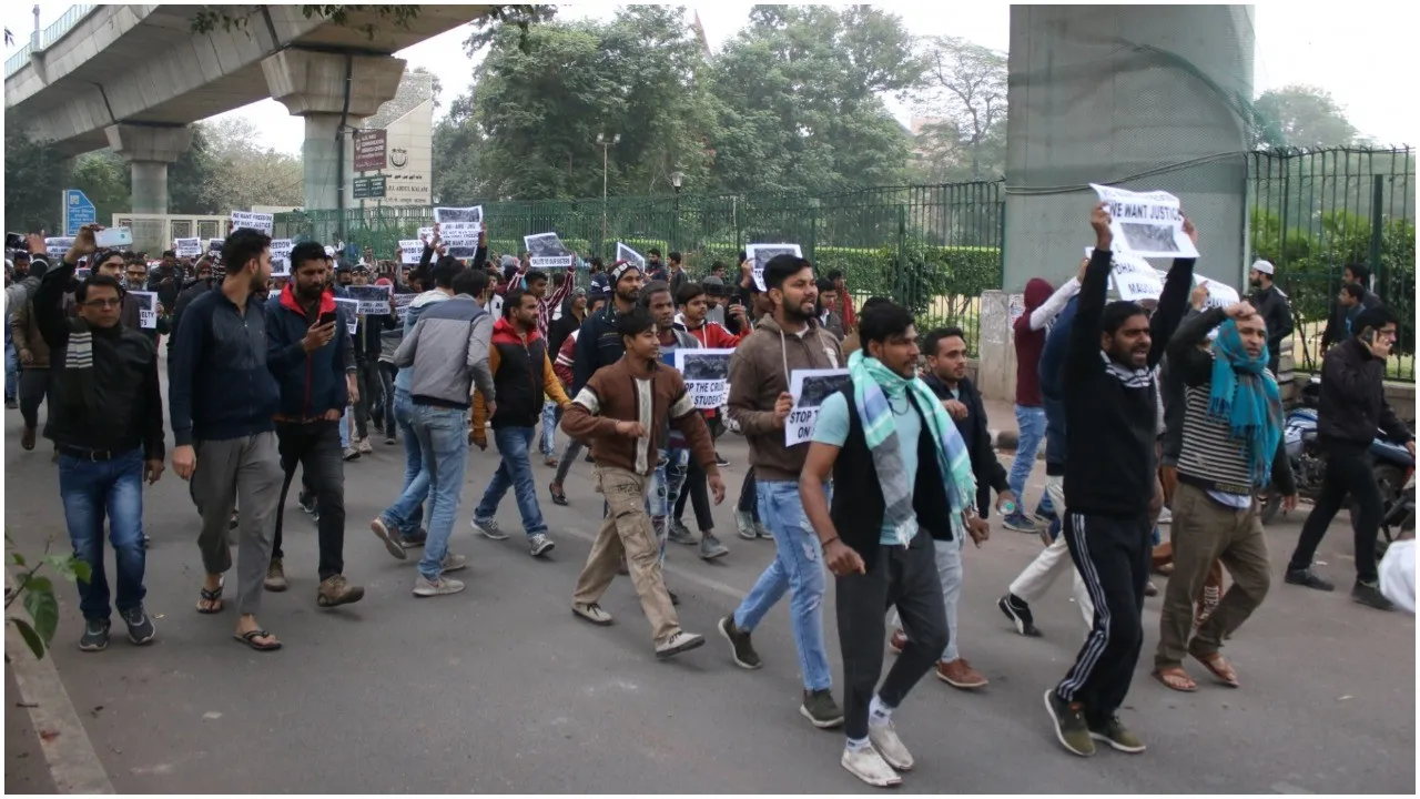 जामिया कांड को लेकर दिल्‍ली पुलिस की बड़ी कार्रवाई, एडिश्नल DCP का तबादला, 10 और अधिकारी बदले