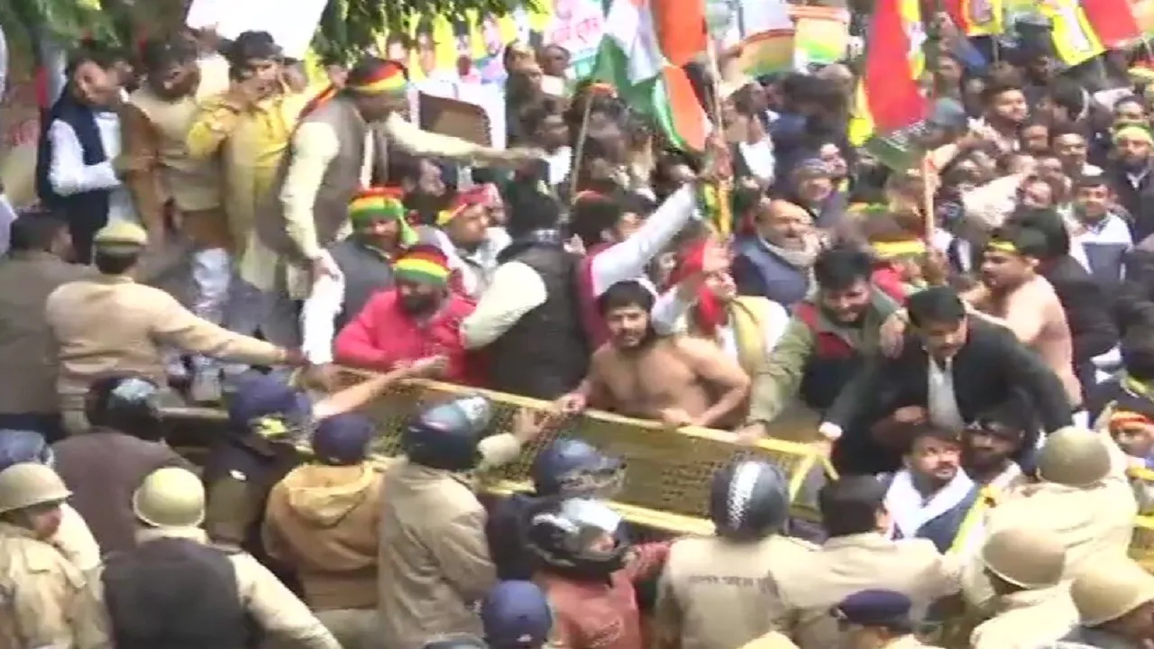 लखनऊ विधानसभा के बाहर प्रगतिशील समाजवादी पार्टी के कार्यकर्ताओं का प्रदर्शन