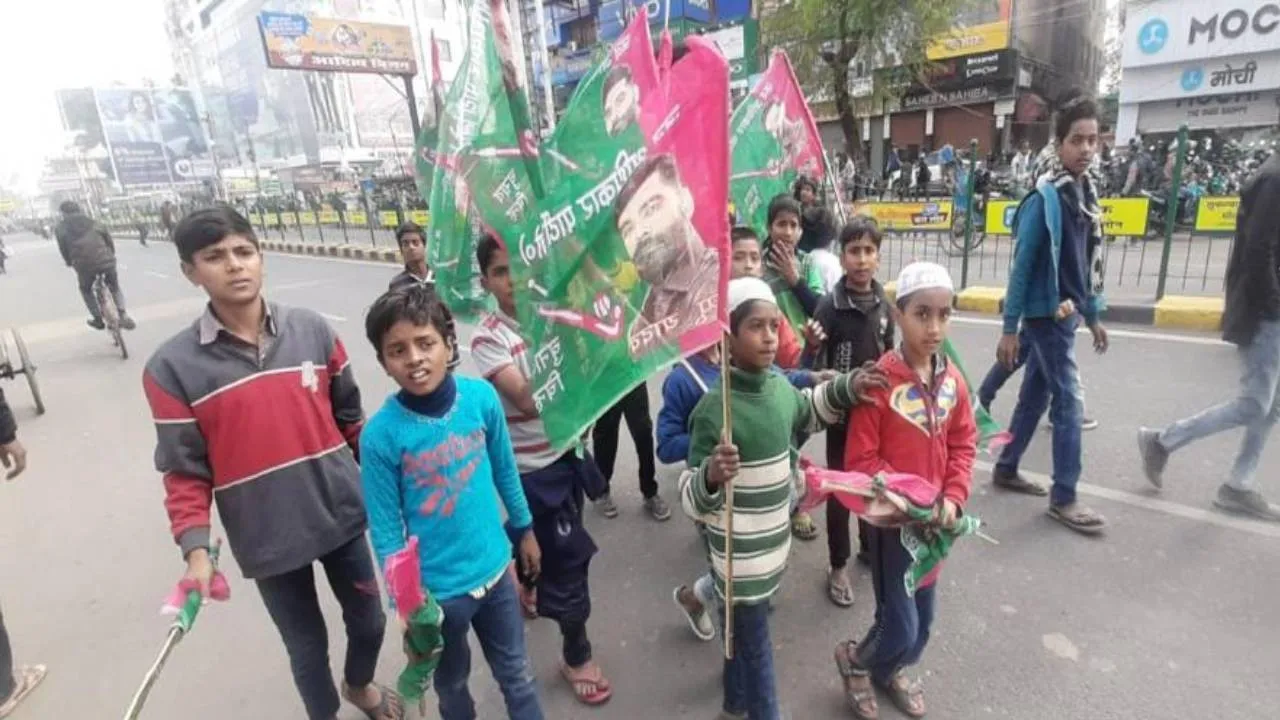 विरोध या मजाक! बिना कारण जाने बुजुर्ग महिलाएं और बच्चे सड़कों पर कर रहे आंदोलन