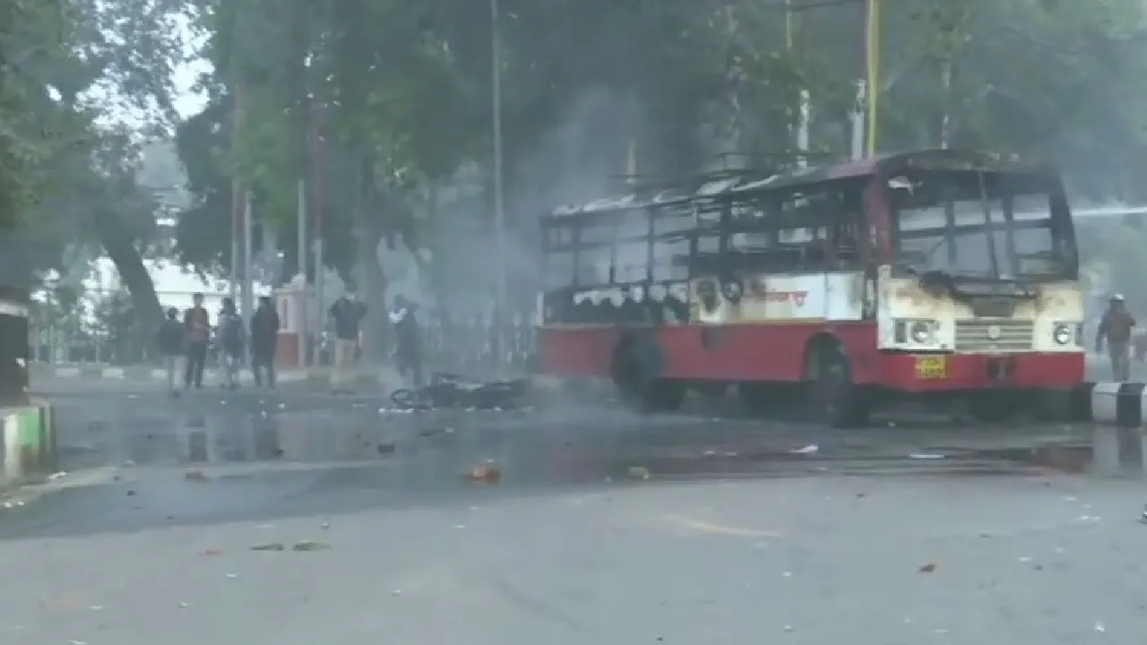 Uttar Pradesh: नागरिकता संशोधन कानून के खिलाफ लखनऊ में कई जगहों पर हिंसक प्रदर्शन