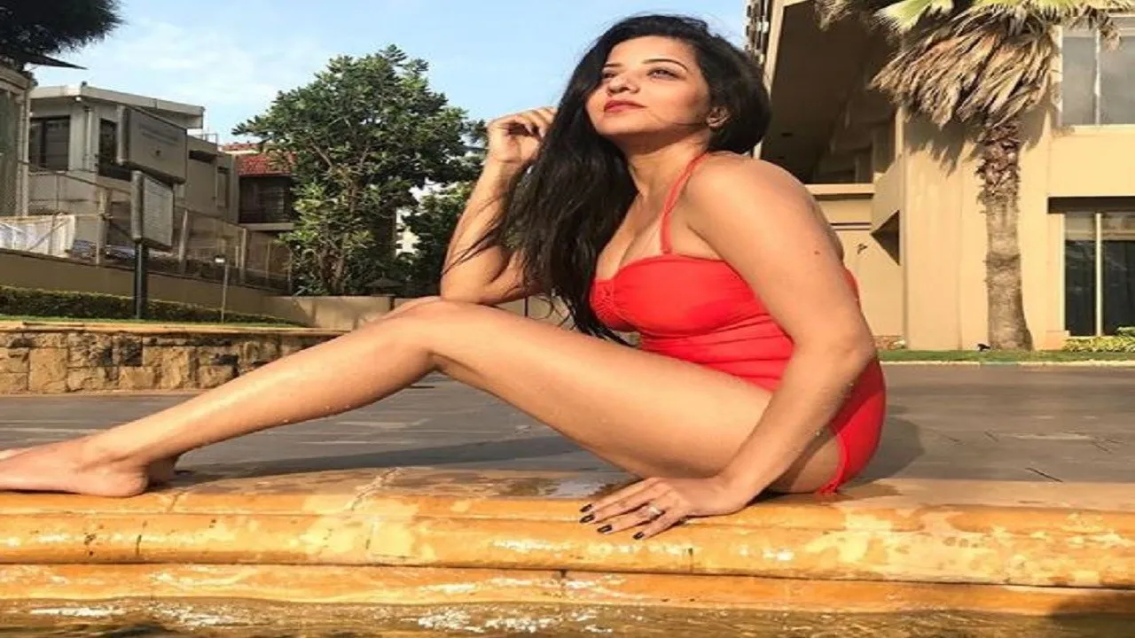 मोनालिसा का रेड मोनॉकिनी में दिखा बोल्ड अंदाज, देखें Viral Photo