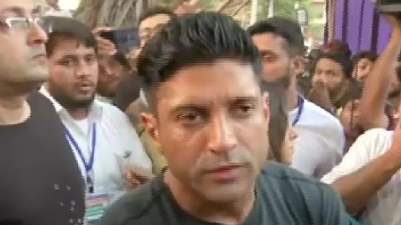 CAA Protest: फरहान अख्तर, अनुराग कश्यप समेत ये बॉलीवुड सितारे भी उतरे मुंबई की सड़कों पर
