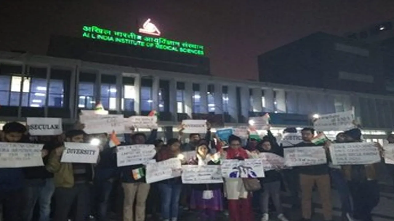 एम्स प्रशासन की चेतावनी के बावजूद CAA के खिलाफ हुआ विरोध प्रदर्शन