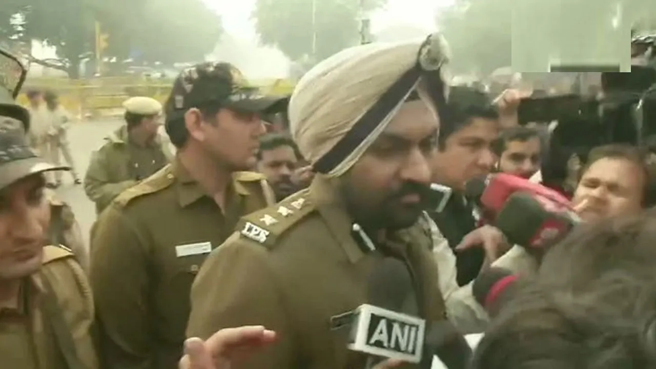 दिल्ली पुलिस ने ट्विटर-फेसबुक को लिखा खत, कहा- 60 अकाउंट्स को करें बंद