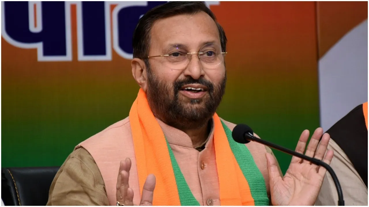 ताज्जुब होता है ममता बनर्जी पर कि वह रिफरेंडम की बात कर रही हैं: प्रकाश जावड़ेकर