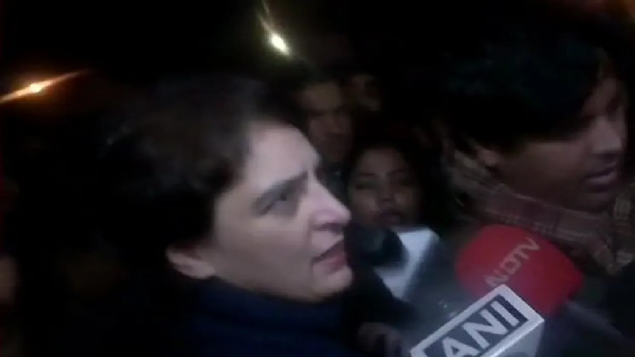 इंडिया गेट पर पहुंची प्रियंका गांधी बोलीं- गरीबों के खिलाफ है CAA और NRC