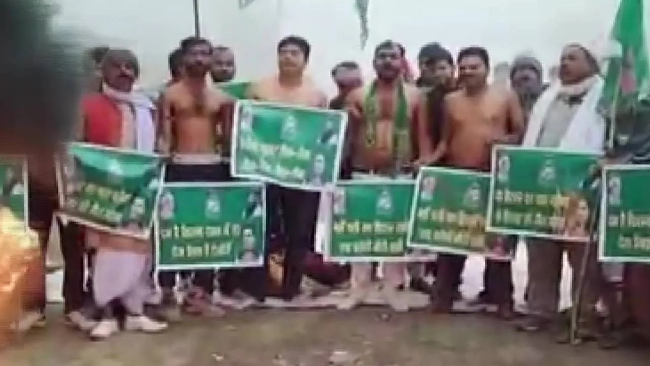 कड़ाके की ठंड में नंगे होकर सड़कों पर उतरे RJD कार्यकर्ता, कई जगहों पर आगजनी