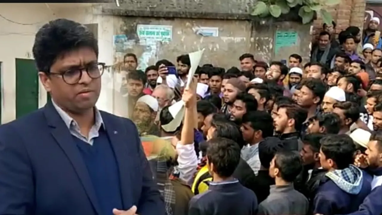 CAA का विरोध: बस्ती में प्रशासन ने चाय पर चर्चा करके लोगों को अफवाहों से बचने की दी सलाह