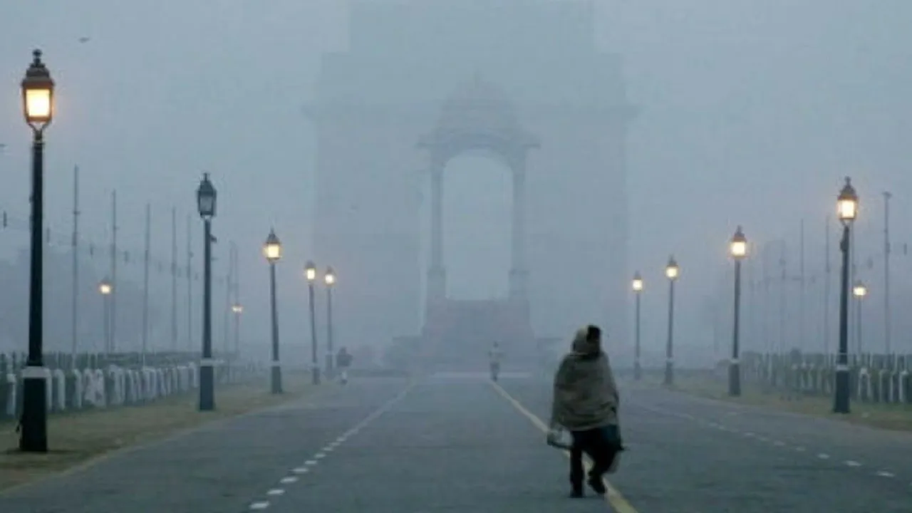 कश्मीर में हिमपात से उत्तर भारत में सर्दी ने दिखाए तेवर,  कोहरे से 170 ट्रेनें लेट, हवाई यातायात पर भी असर