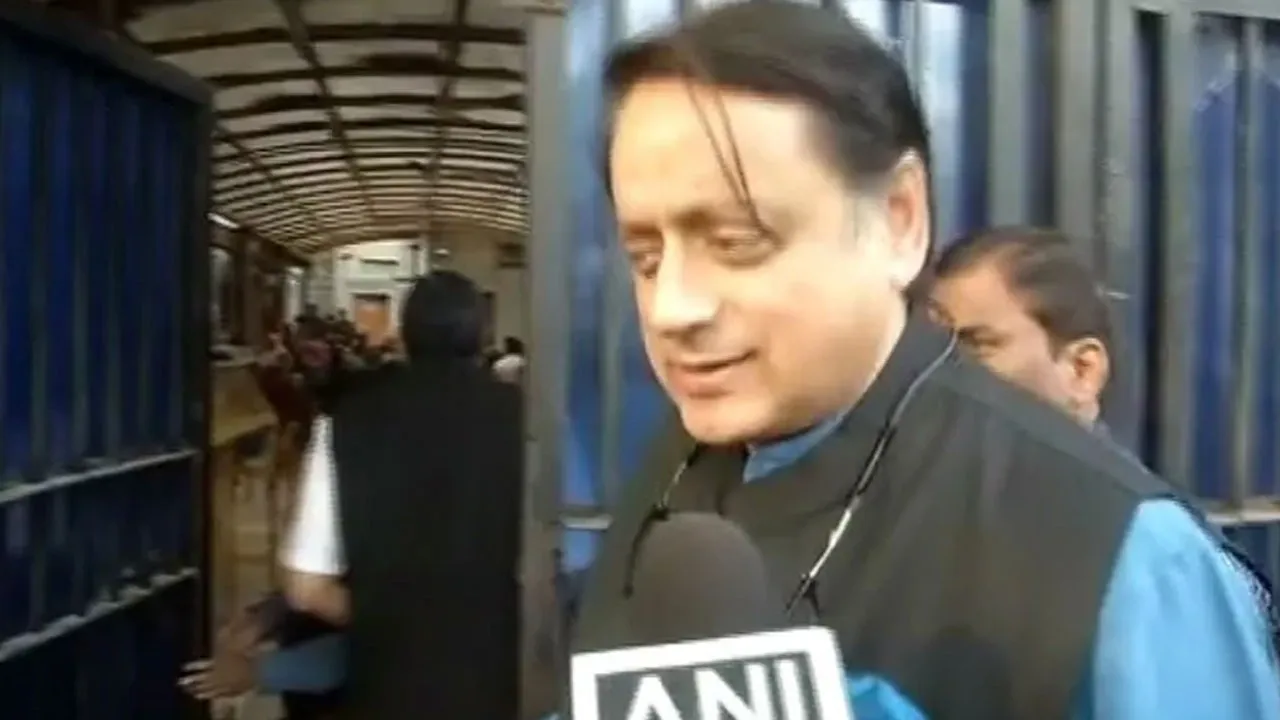 गिरफ्तारी वारंट पर स्पष्टीकरण के लिए अदालत का दरवाजा खटखटाएंगे : शशि थरूर