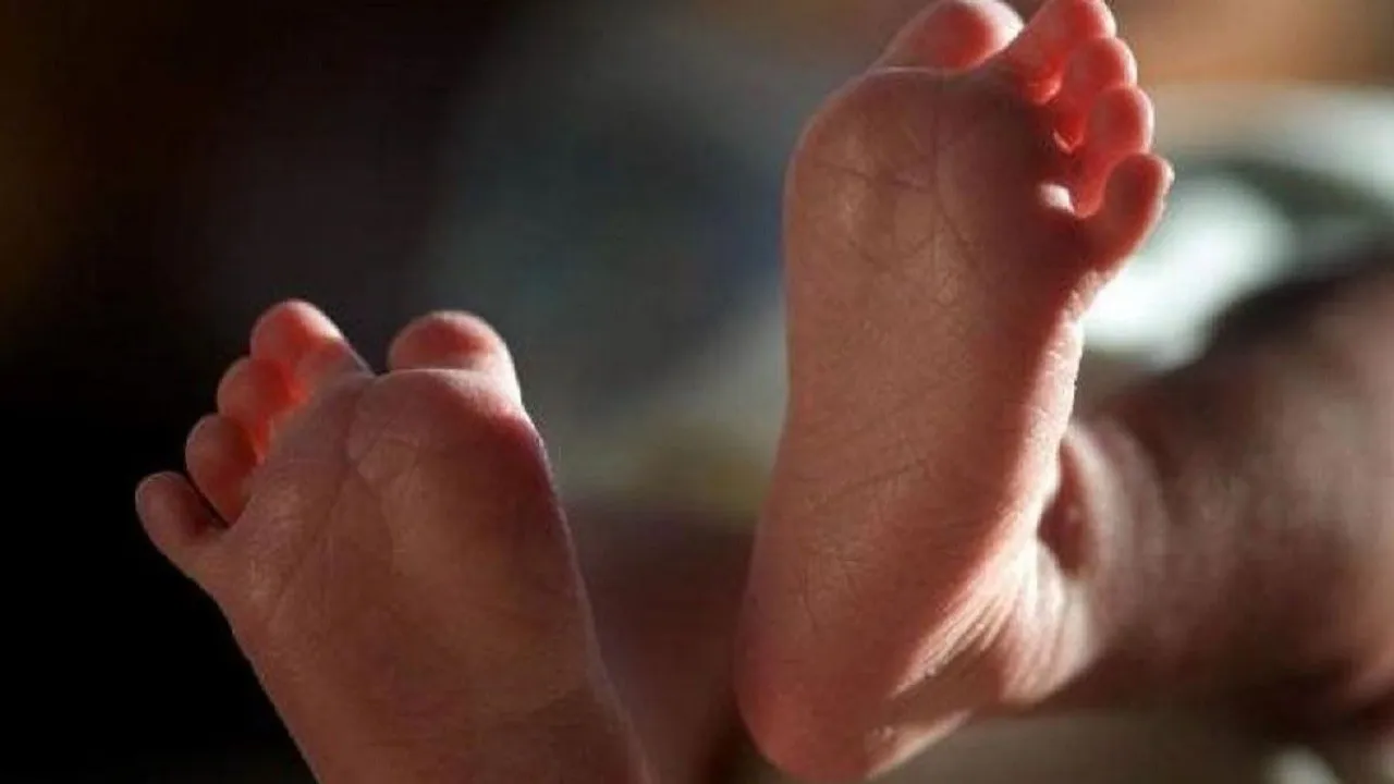 लापरवाही! डिलीवरी के समय बच्चे का सिर आया डॉक्टर के हाथ, शरीर मां के पेट में छूटा