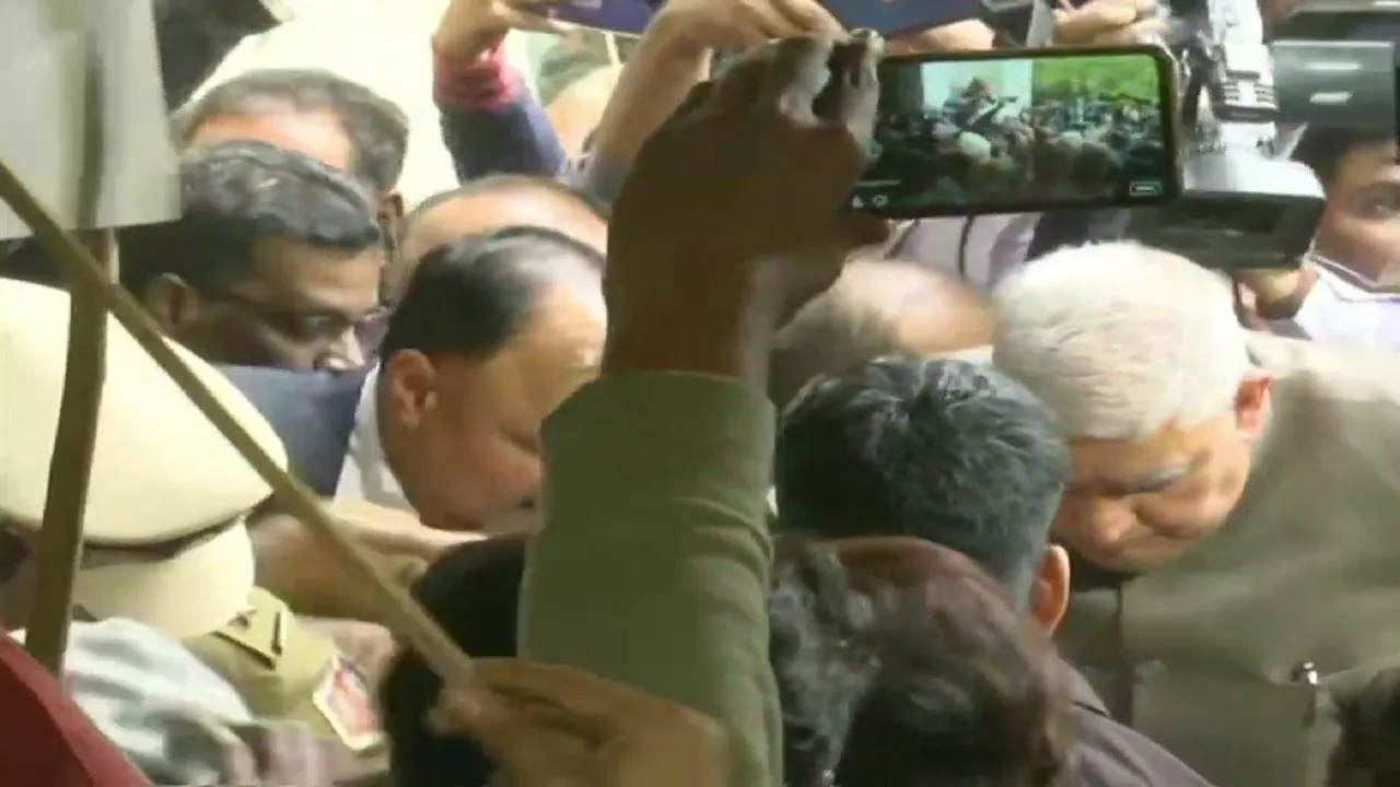 जाधवपुर यूनिवर्सिटी पहुंचने पर राज्यपाल जगदीप धनखड़ को दिखाया काला झंडा, लगाए गो बैक के नारे