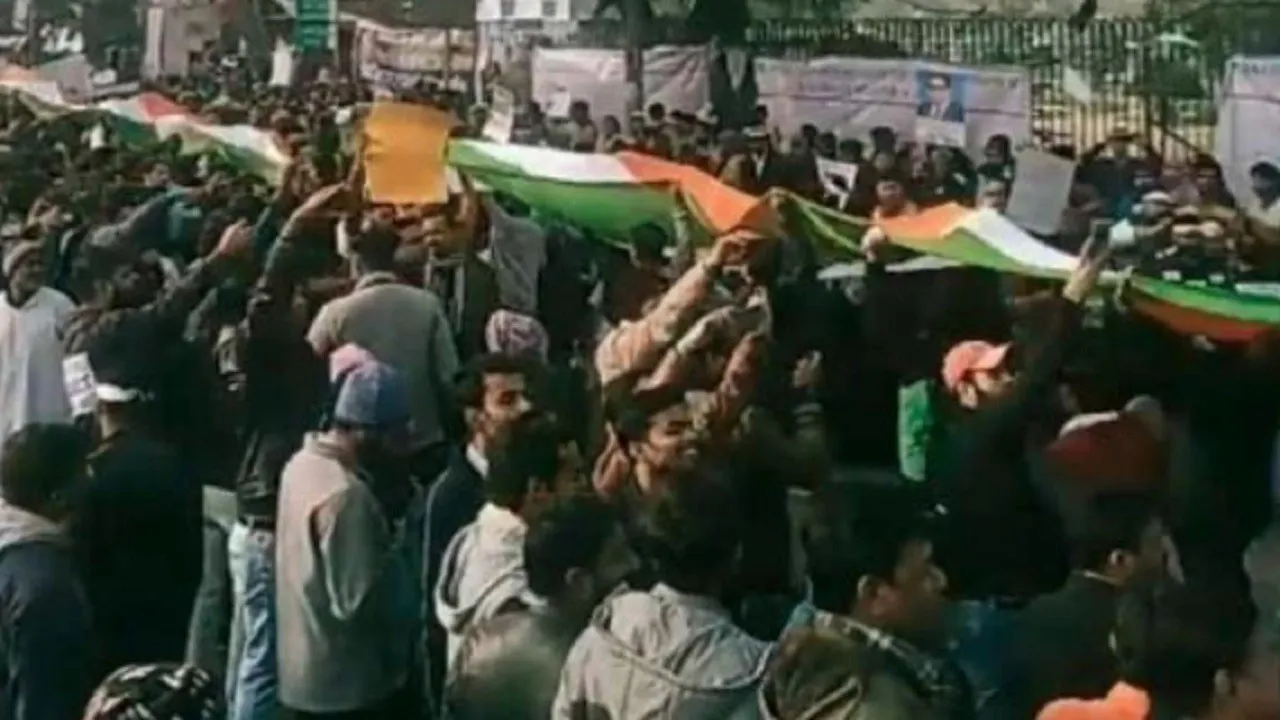 CAA के विरोध में जामिया में 100 मीटर लंबे तिरंगे के साथ हुआ प्रदर्शन