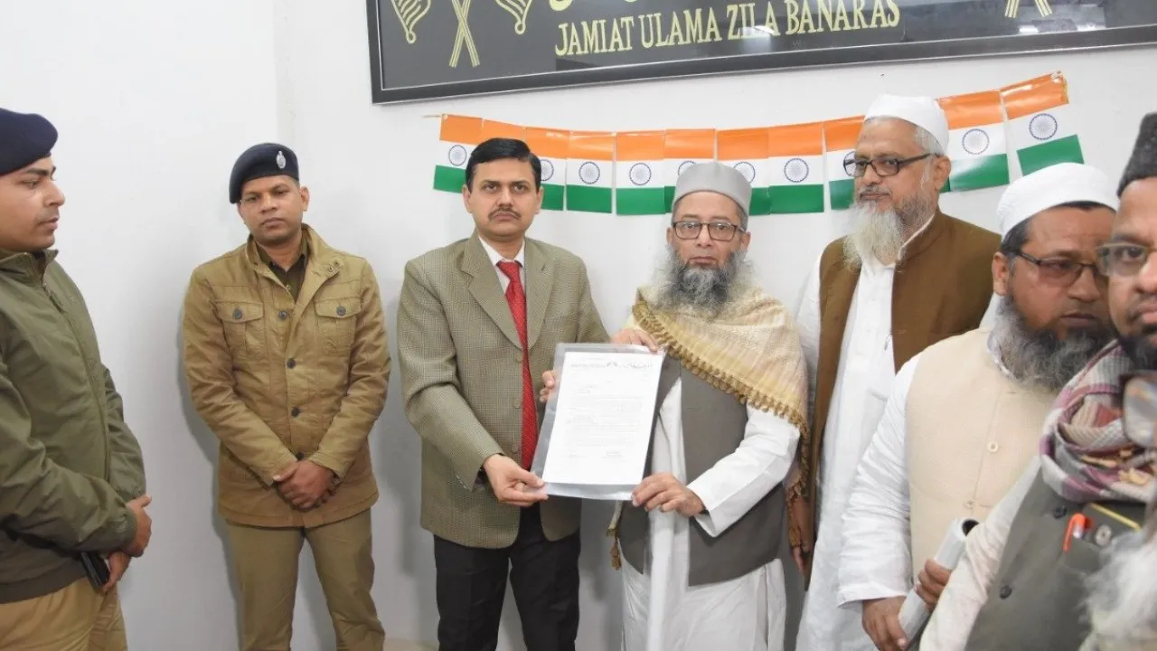 CAA 2019 : वाराणसी में मुस्लिम बाहुल्य इलाकों में पुलिस ने बांटे पर्चे