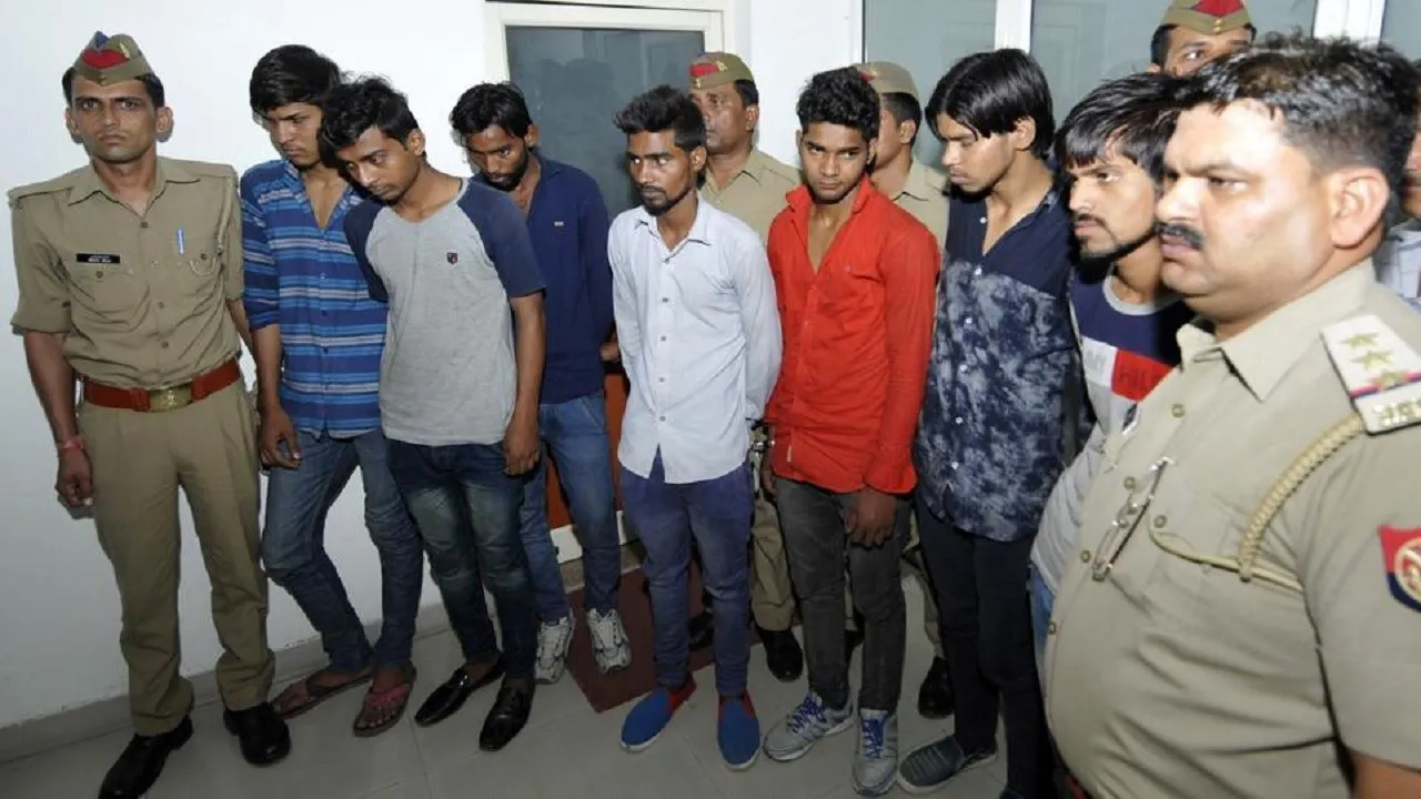 डीएम का फर्जी आदेश जारी करने के मामले में गिरफ्तार छात्रों के समर्थन में साथियों ने दिया धरना