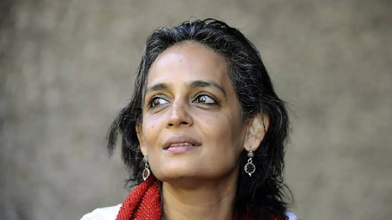 NPR पर विवादित बयान देने पर अरुंधति रॉय के खिलाफ शिकायत दर्ज, जानें क्या है बयान