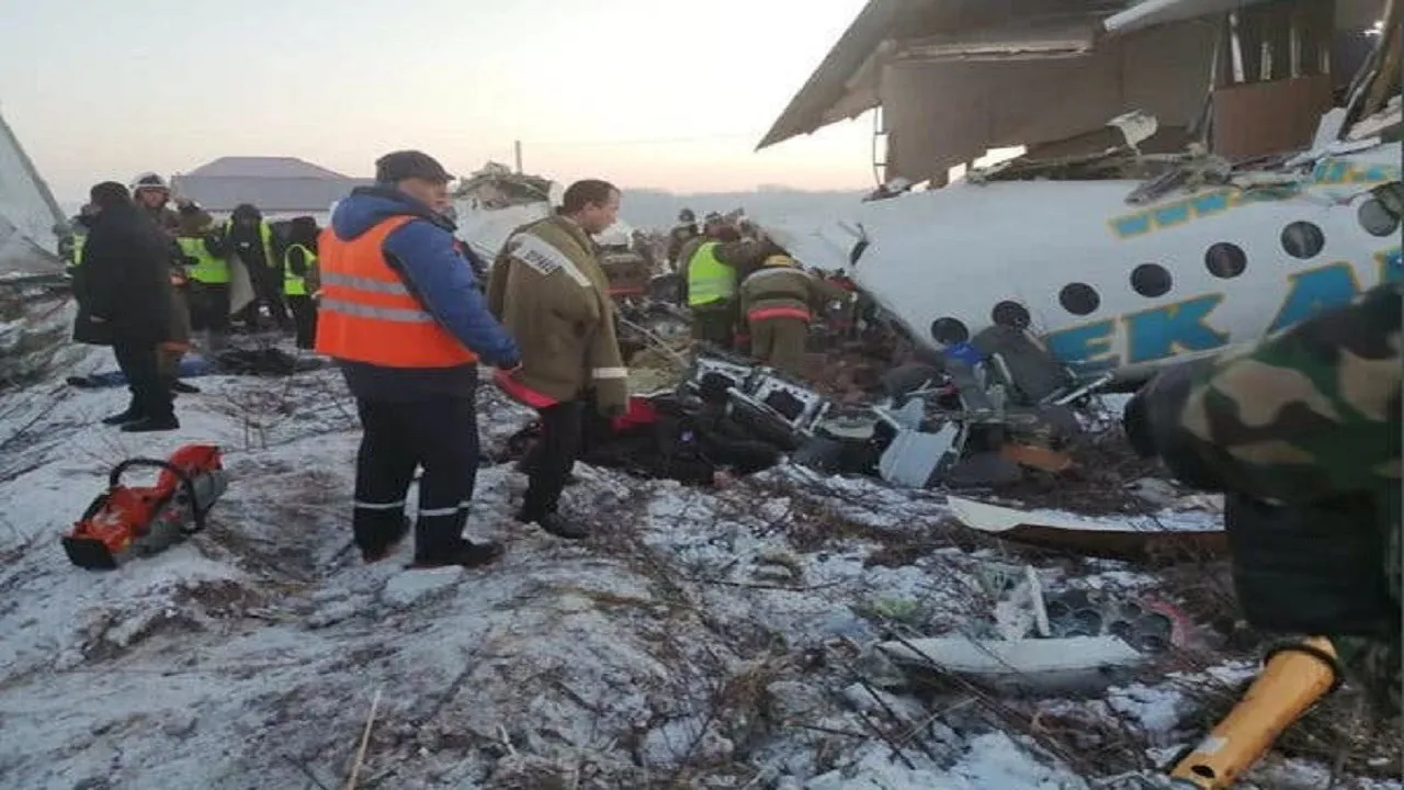कजाकिस्तान में बड़ा विमान हादसा, 100 लोगों को लेकर जा रहा विमान Crash