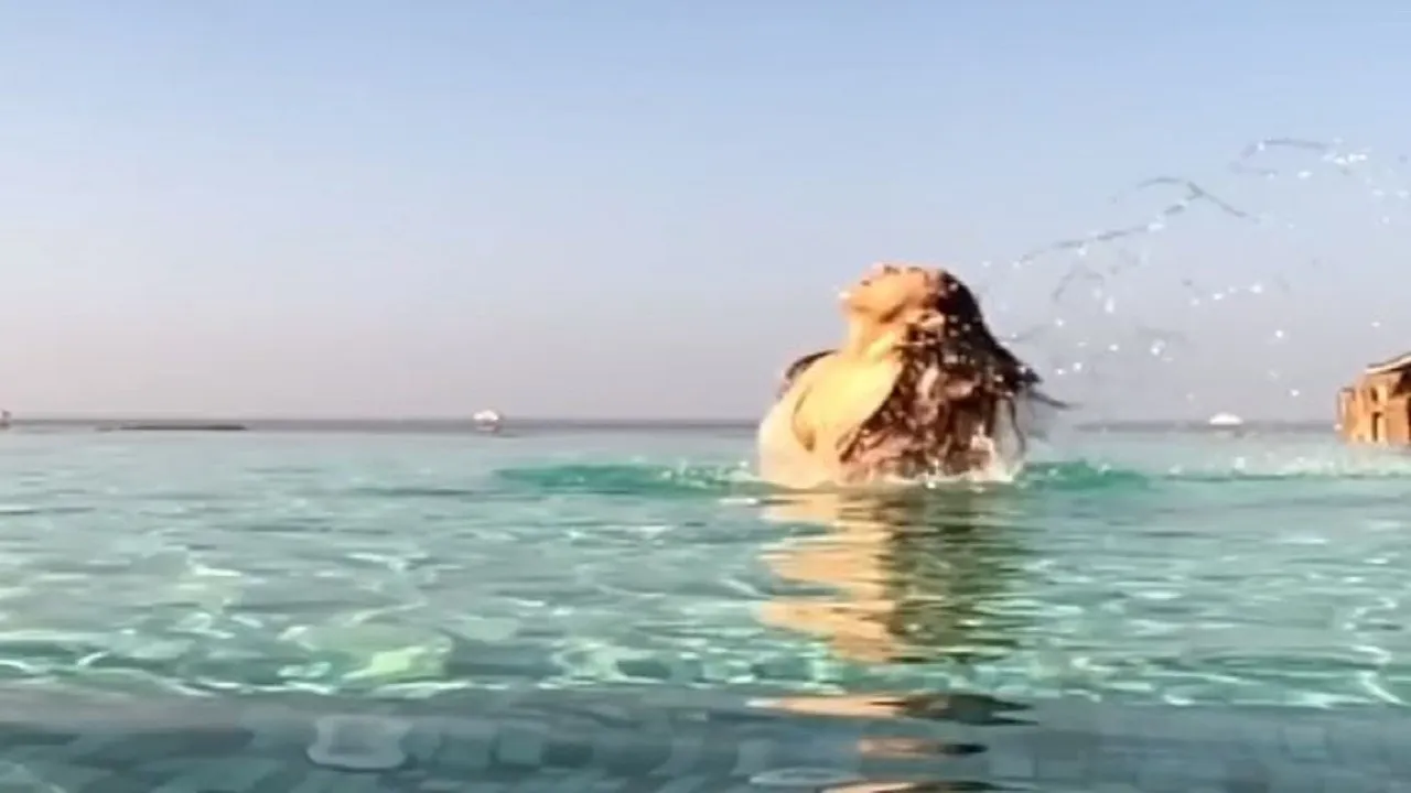 सारा अली खान का स्विमिंग पूल Video हुआ Viral, देखें सारा का अलग अंदाज