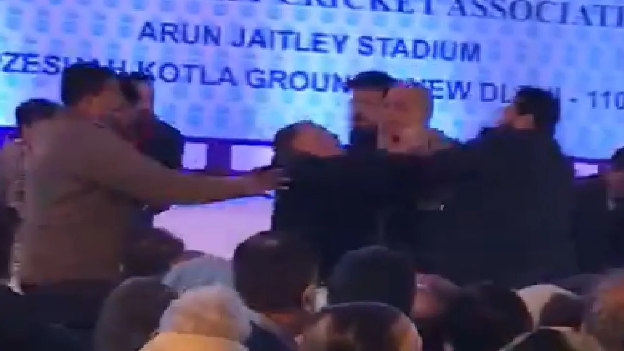 Video: DDCA की बैठक में पदाधिकारियों के बीच हुई मारपीट, गांगुली से बोले गौतम गंभीर- तुरंत भंग करें