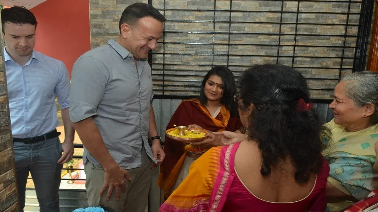 आयरलैंड के प्रधानमंत्री लियो वराडकर ने परिवार के लोगों के साथ महाराष्ट्र में अपने पैतृक गांव पहुंचे