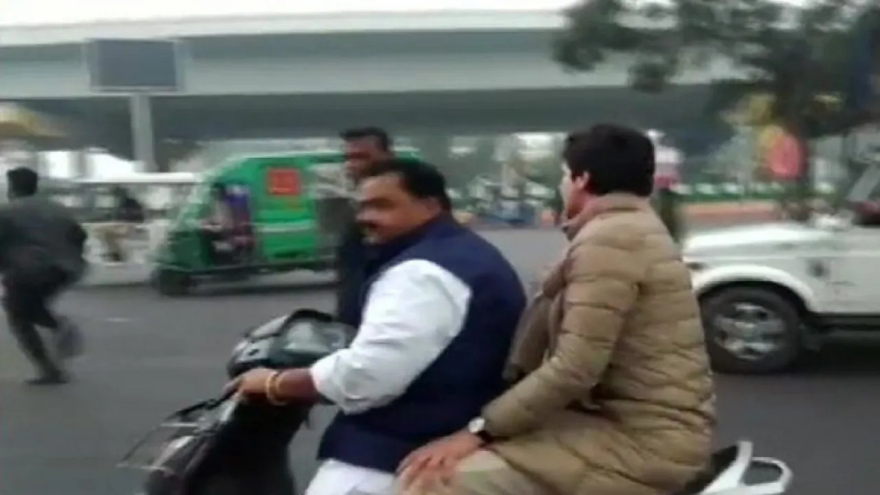 लखनऊ: कांग्रेस नेता की स्कूटी का कटा चालान, जिस पर बिना हेलमेट बैठी थीं प्रियंका गांधी