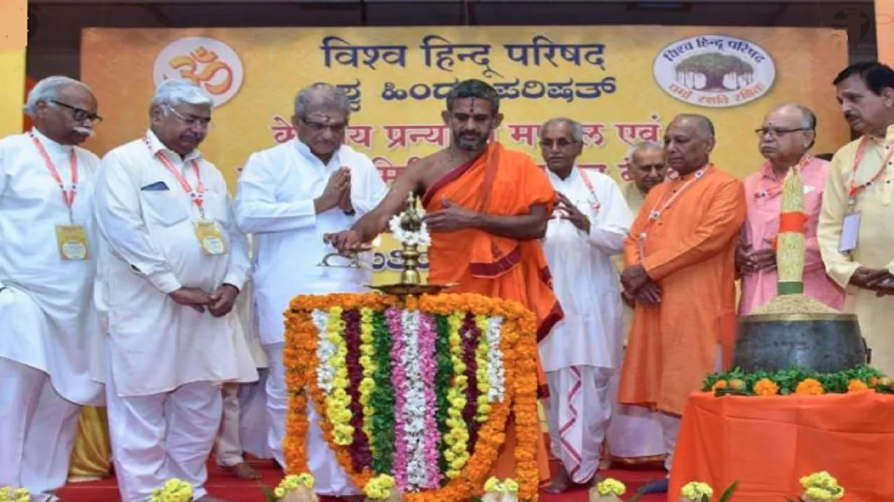 मुसलमानों का स्पेशल 'ट्रीटमेंट' खत्म कराएगी विहिप, संविधान संशोधन की मांग पर घमासान तय