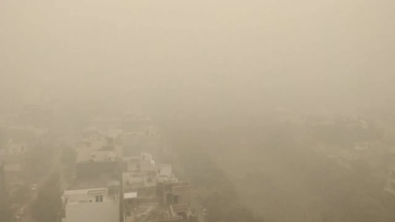नए साल पर दिल्ली में सांस लेने लायक नहीं है हवा, AQI खतरनाक स्तर पर
